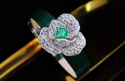 Versatile Emerald Jewelry Piece - A Must-Have Accessory!