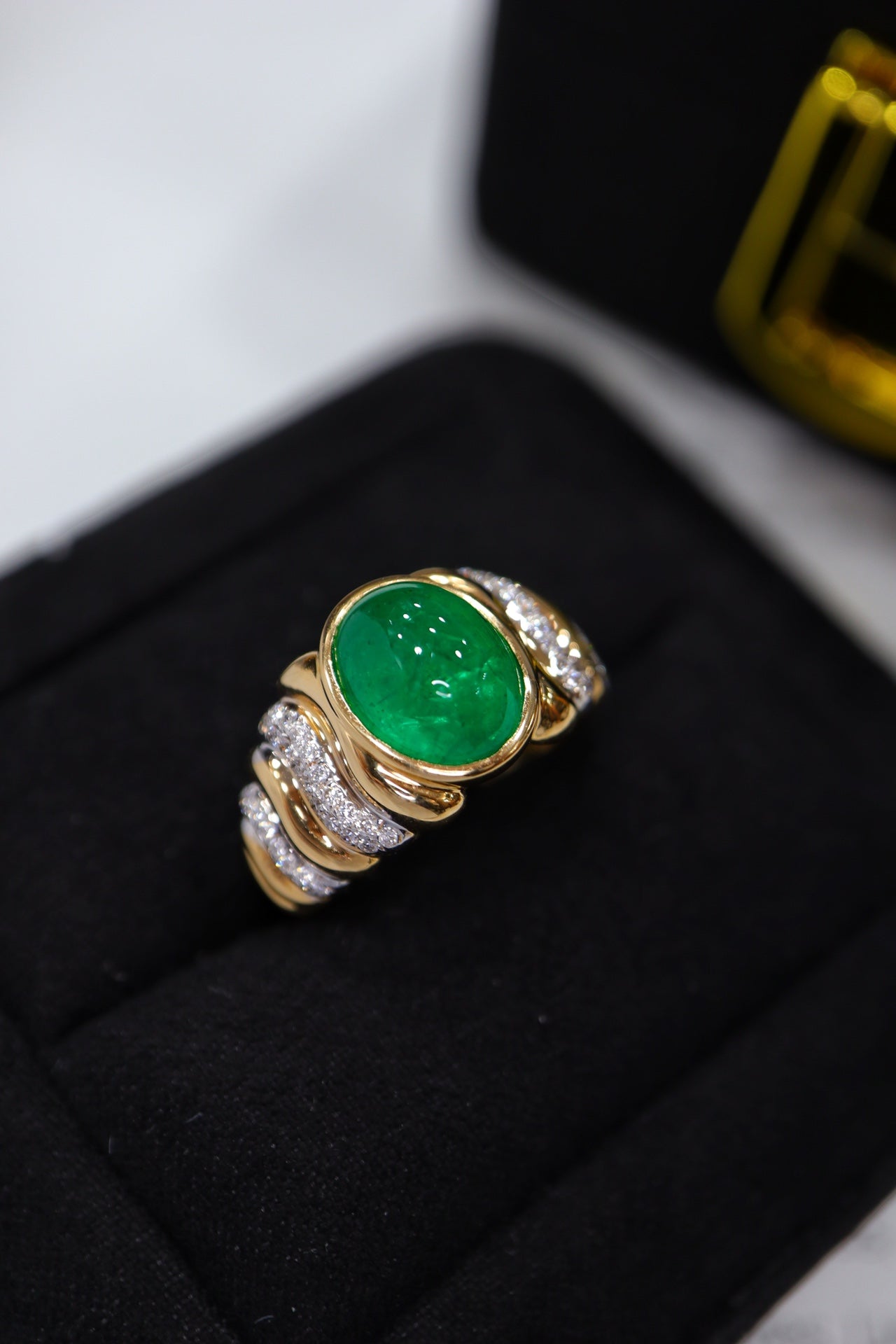 Trendy Vintage Emerald Ring - A Must-Have Jewelry Piece