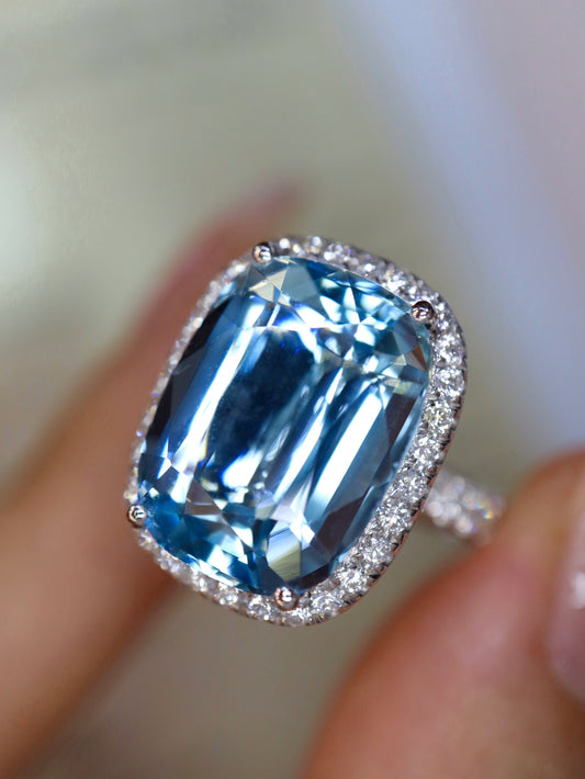 Exquisite 9.09-Carat Aquamarine Ring: A Touch of Understated Luxury Jewelry