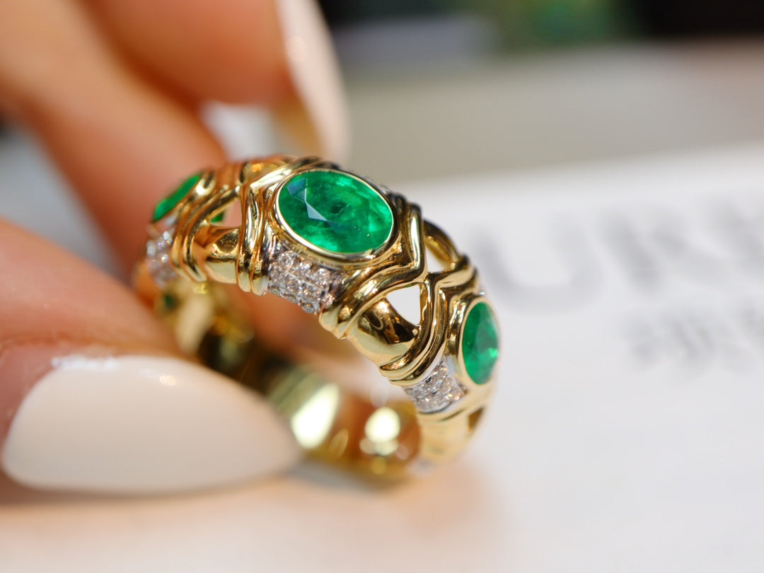 Vintage-Inspired Emerald Stackable Ring with Guild Certificate