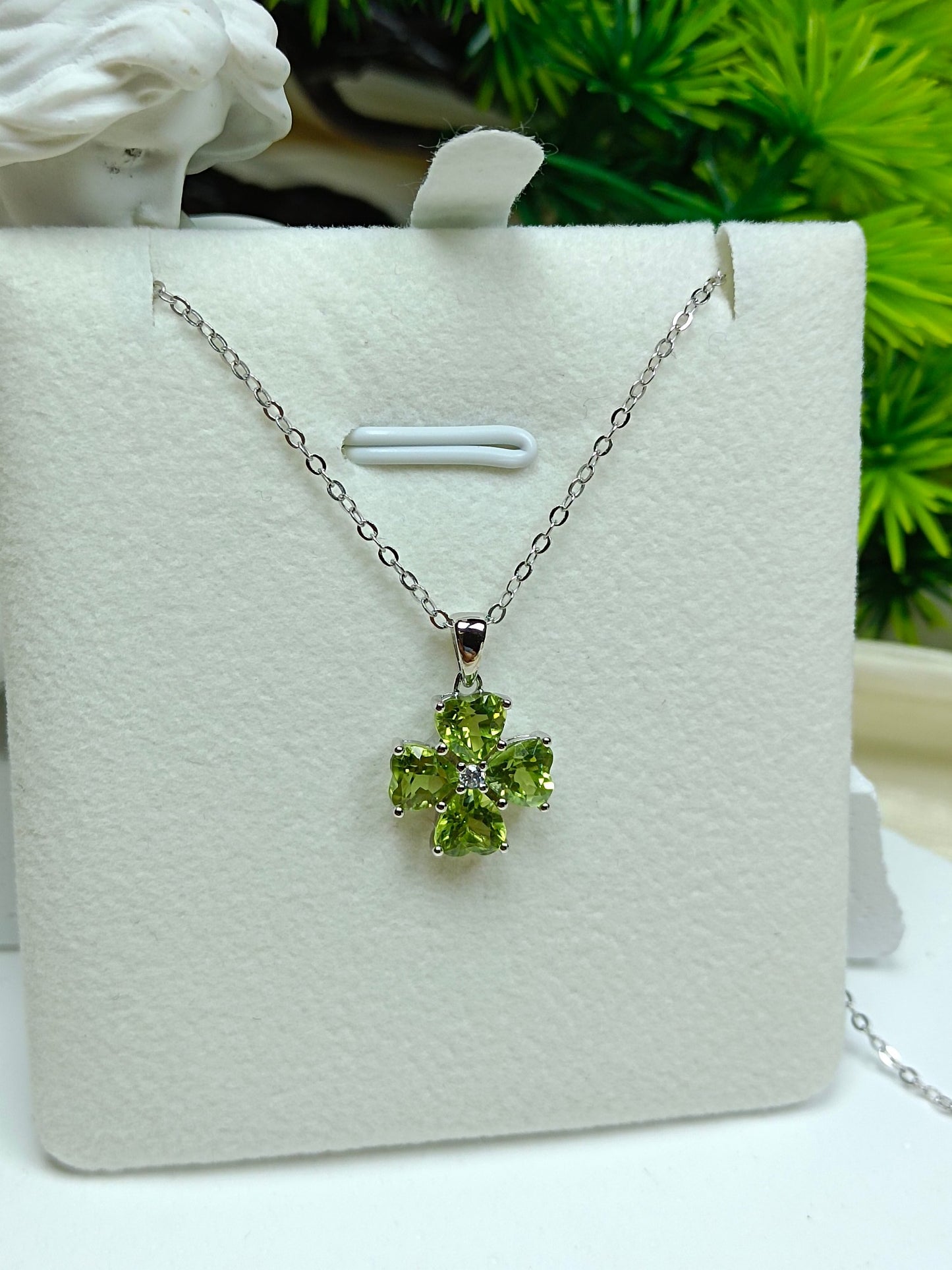 Gioielli con ciondolo quadrifoglio a forma di cuore con peridoto impreziosito in argento sterling S925