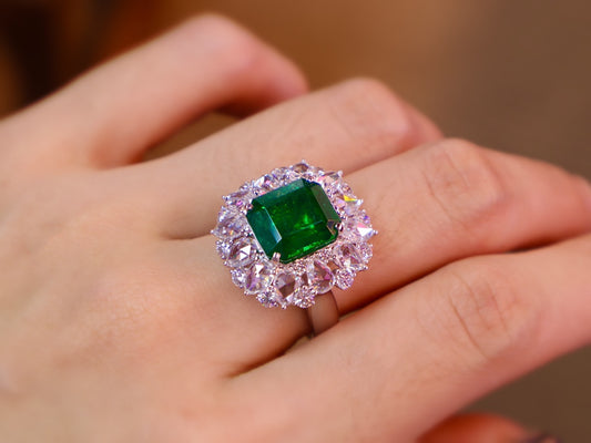 Emerald Ring - Luxurious Jewelry Piece with Exceptional Craftsmanship