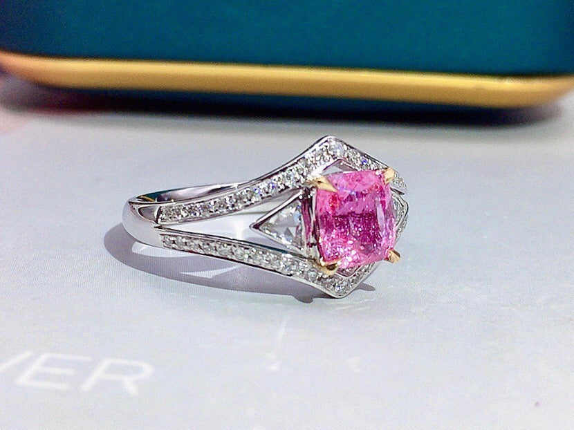 Elegant tidlöshet: Ouppvärmd Padparadscha-ring i 18K guldsmycken