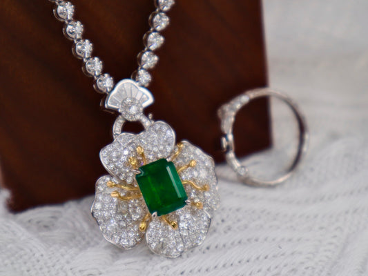 Emerald Green Dual-Use Jewelry: Pendant/Ring with High-Quality Gemstone