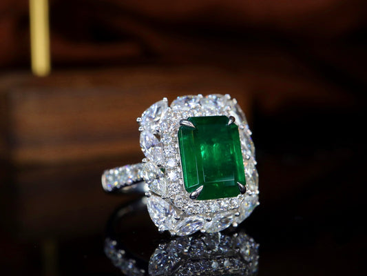 Emerald Ring Jewelry: Luxurious VVG Quality with Guild Certificate