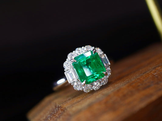 Elegant Emerald Ring - A Timeless Piece of Jewelry