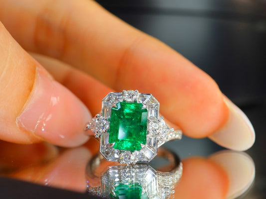 Emerald Ring - Vivid Green Luxury Jewelry with Sparkling Diamonds