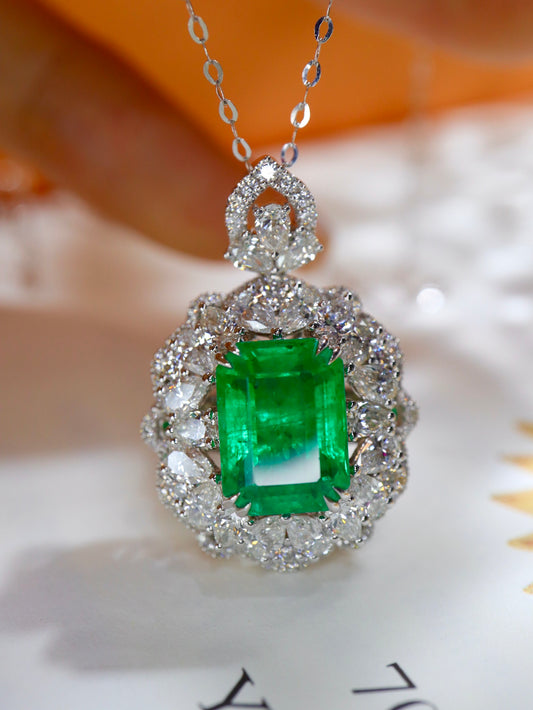 Emerald Pendant Jewelry: Vivid Green Glassy Crystal, A Luxurious Choice