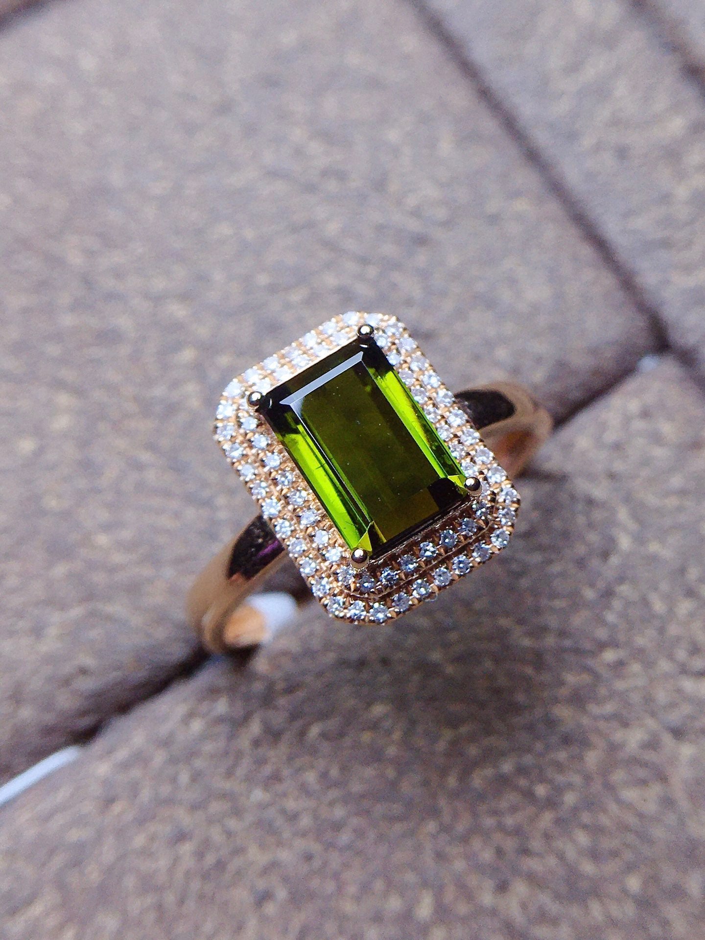 Natural Tourmaline Ring in 18k Gold - A Stunning Piece of Jewelry