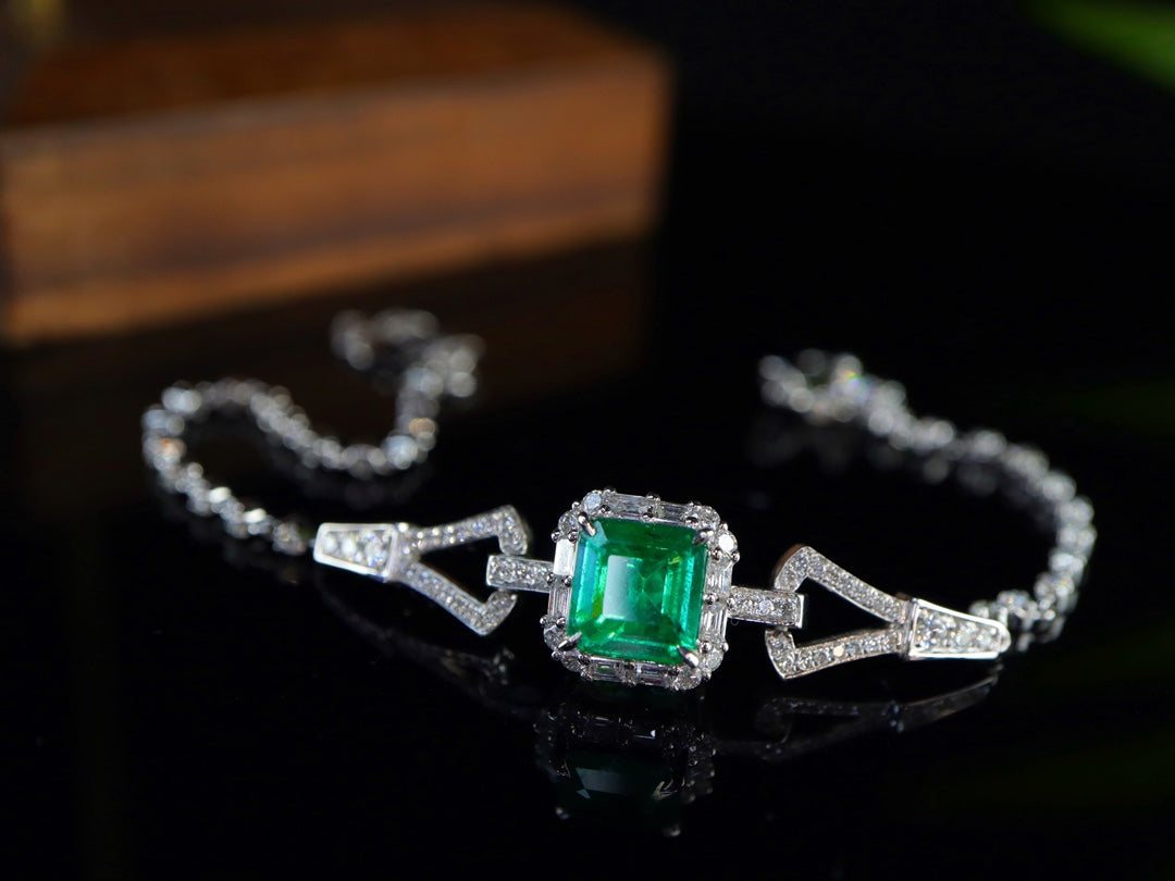 Versatile Emerald Bracelet/Pendant Jewelry - Vivid Green Gemstone