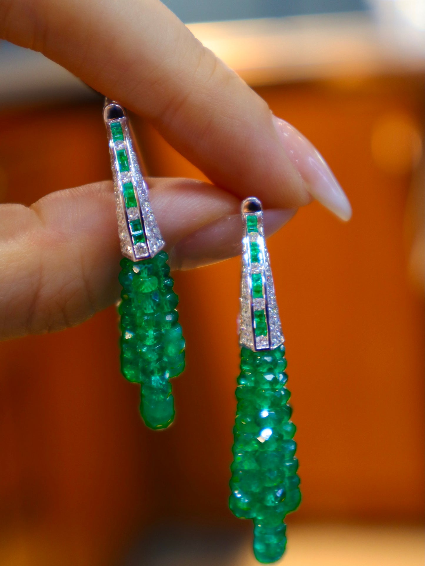 Exquisite Emerald Earrings: A Touch of Nature's Luxury Jewelry