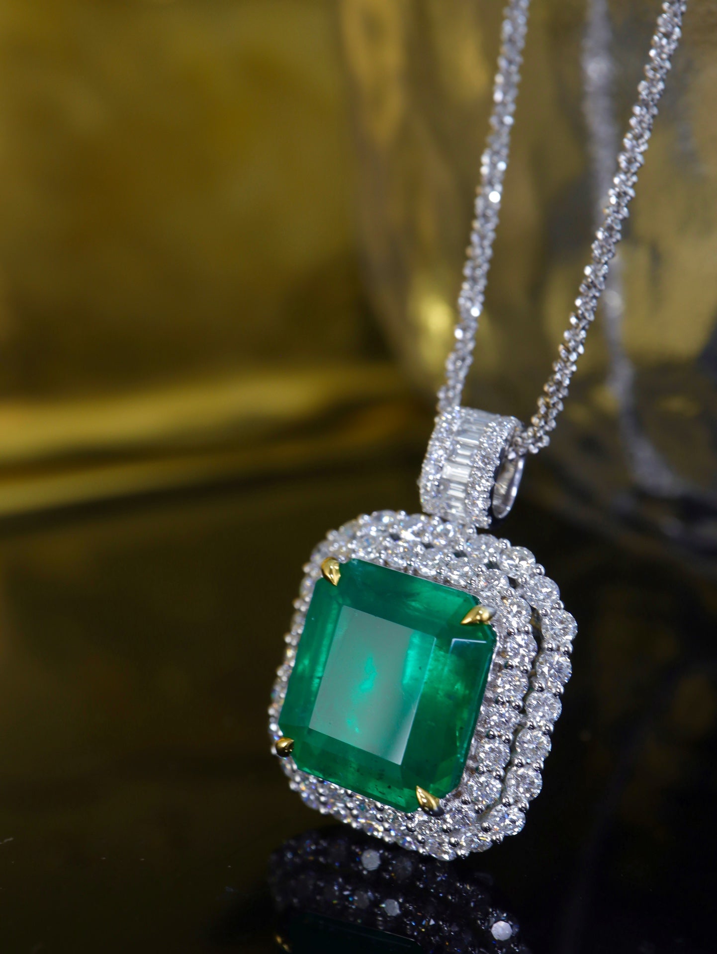 Emerald Pendant Jewelry: 6.50 Carats of Timeless Elegance