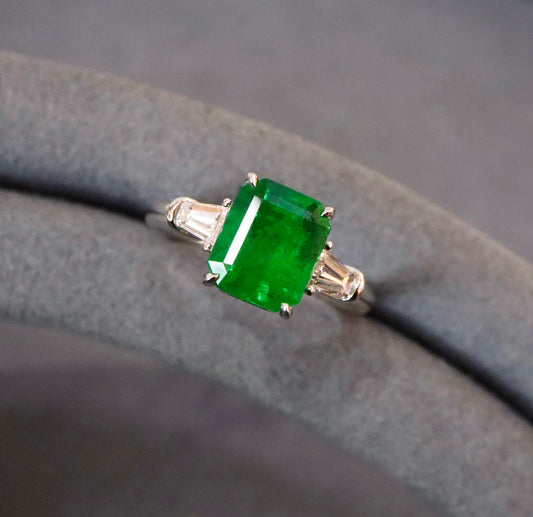 Exquisite Three-Stone Natural Emerald Ring - A Must-Have Jewelry