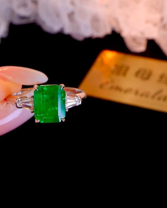 Elegant and Luxurious Three-Stone Jewelry: Natural Emerald Ring