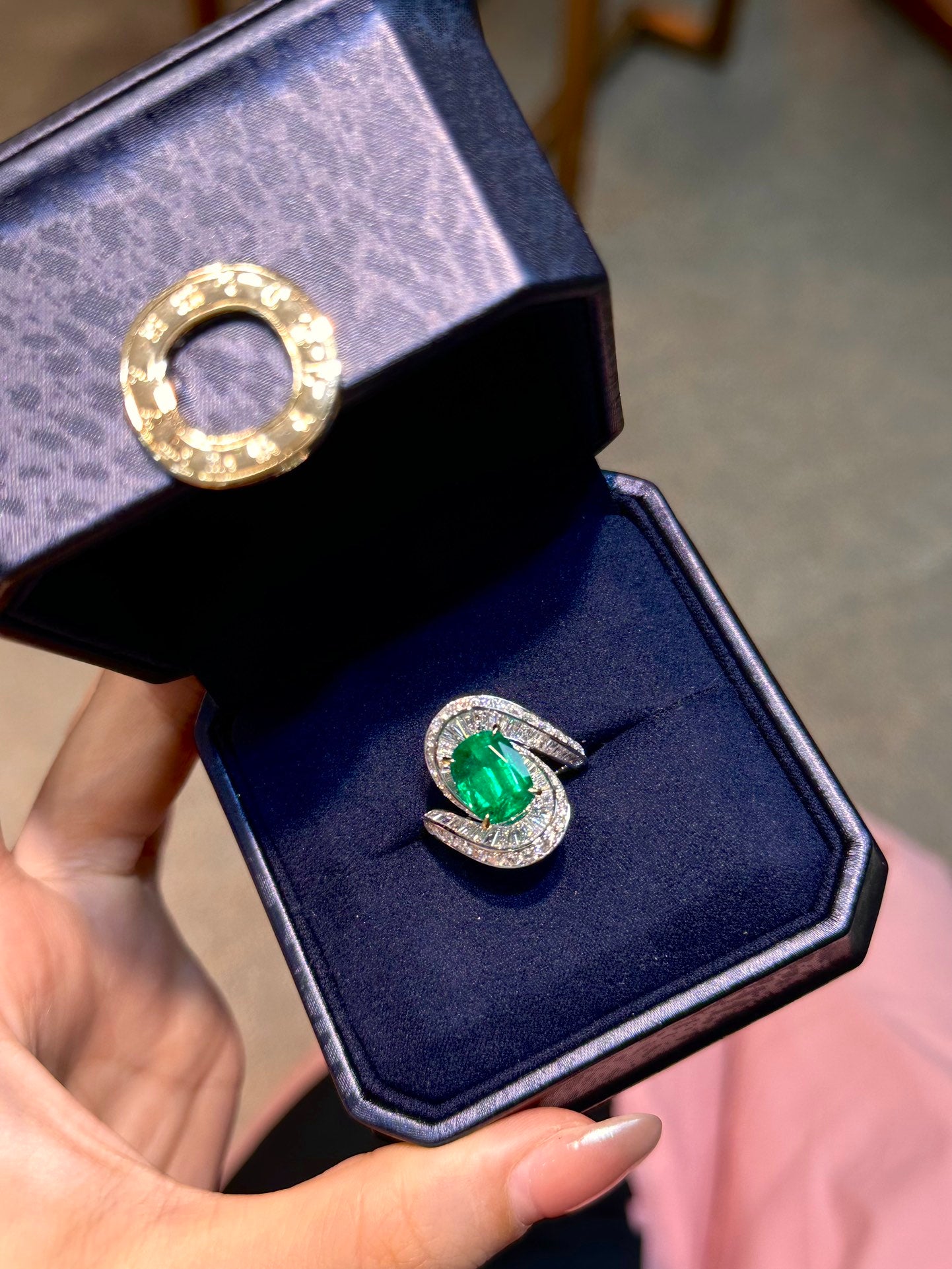 Luxurious Jewelry Piece: 2.115 Carat Diamond and 3.95 Carat Vivid Green Emerald Marvel