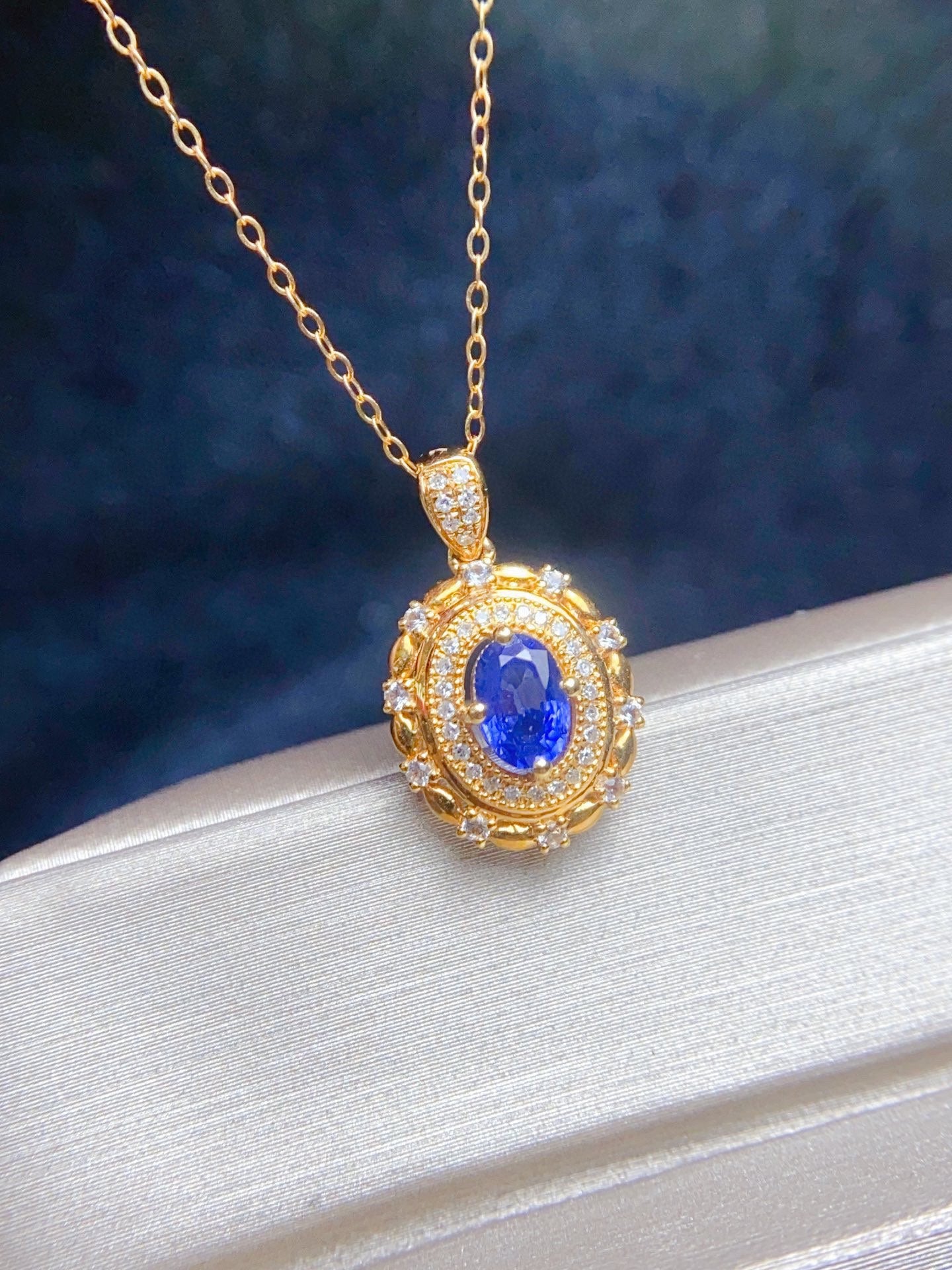 Natural Sapphire Pendant in 18k Gold with Diamond Accents - Exquisite Jewelry