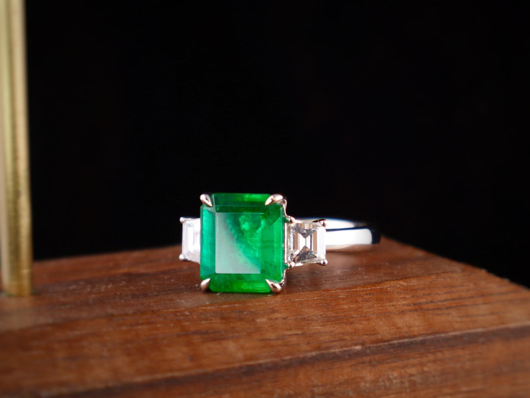 Emerald Ring - Vivid Green High-Quality Jewelry Piece