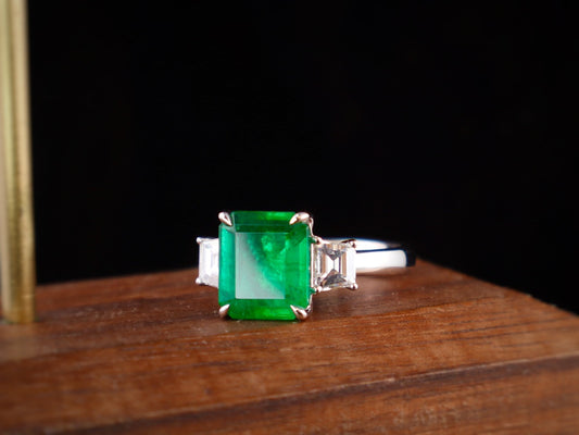 Emerald Ring - Vivid Green High-Quality Jewelry Piece