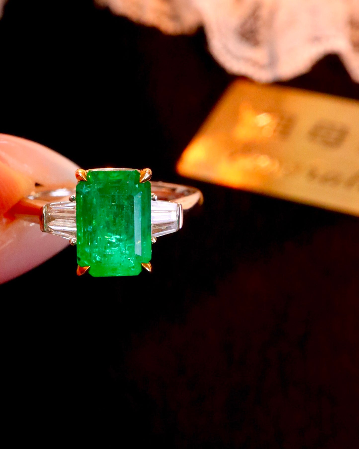 Exquisite Jewelry: Classic Three-Stone Natural Emerald Ring