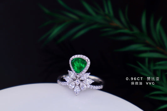 Emerald Ring - Premium Jewelry Piece with Vibrant Green Hue