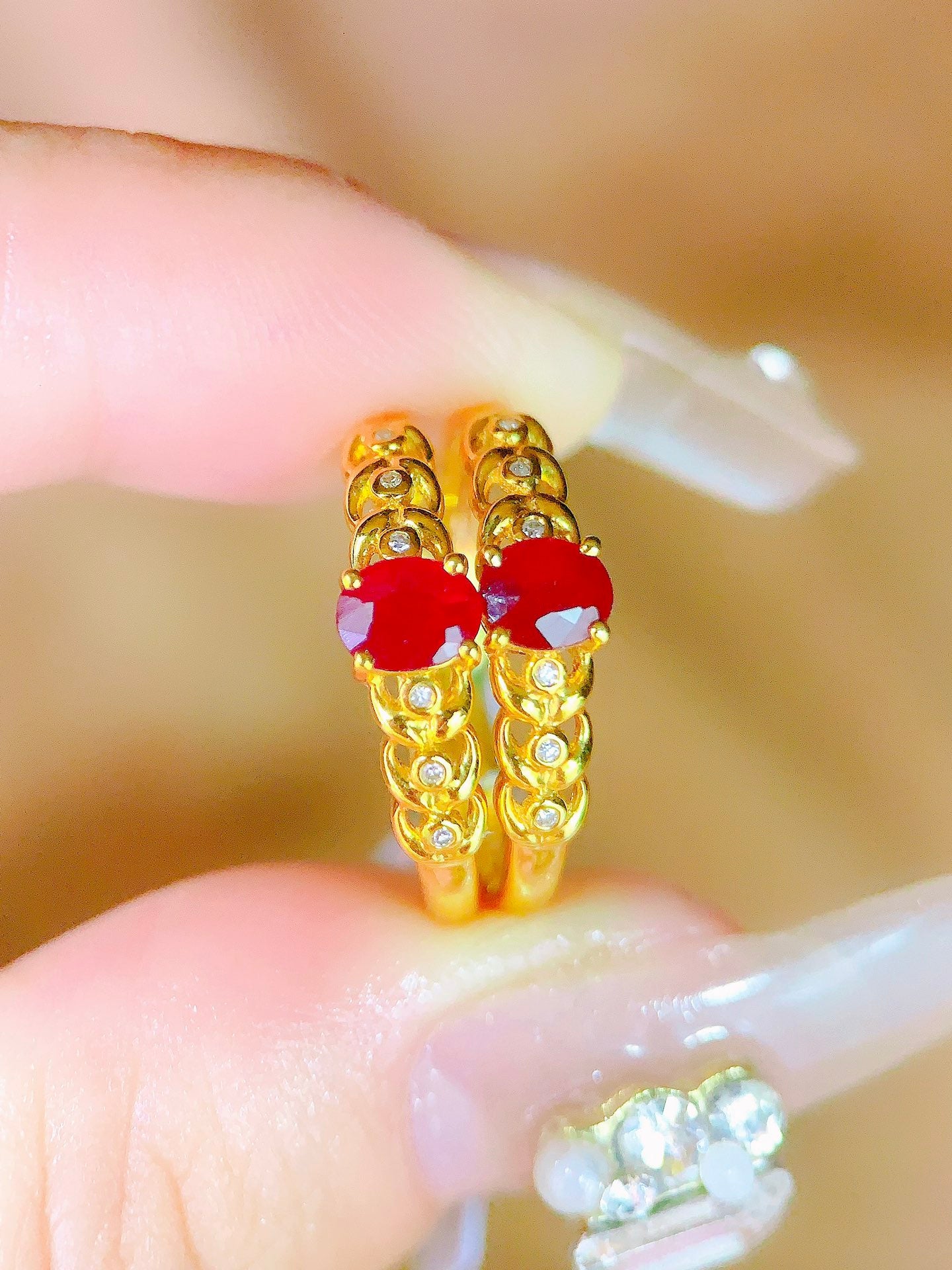 Vintage Hollow-Out Ruby Ring - A Stunning Piece of Jewelry