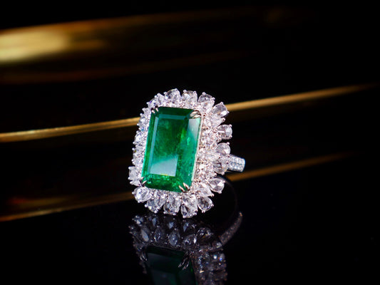 Emerald Ring Splendor: 9.58ct Grand Luxury Jewelry Piece