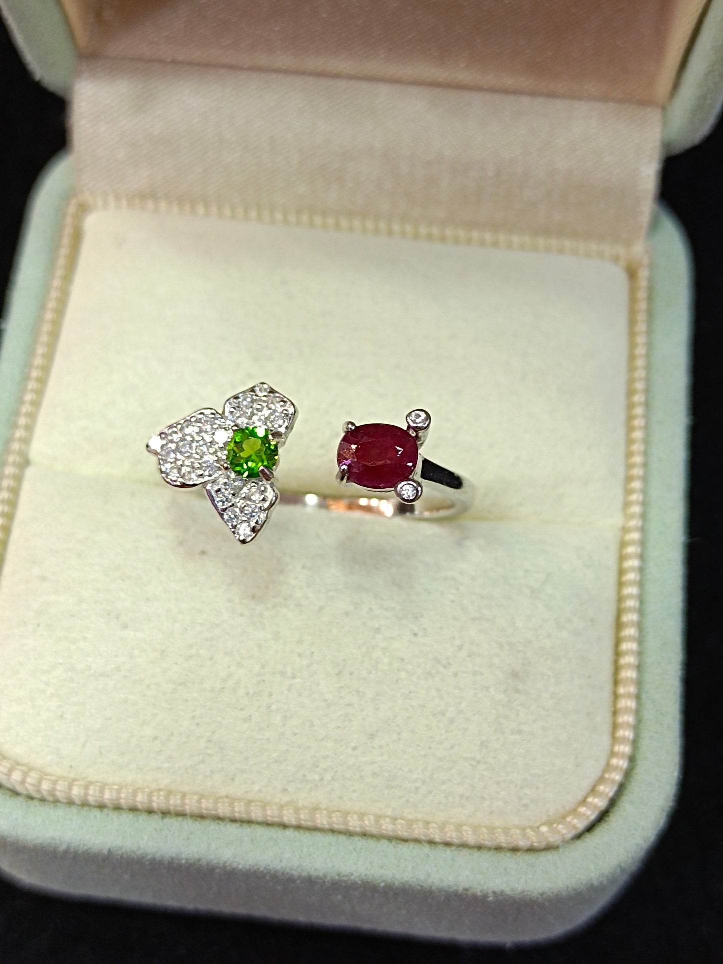 Elegant S925 Silver Ruby Ring - A Timeless Jewelry Piece