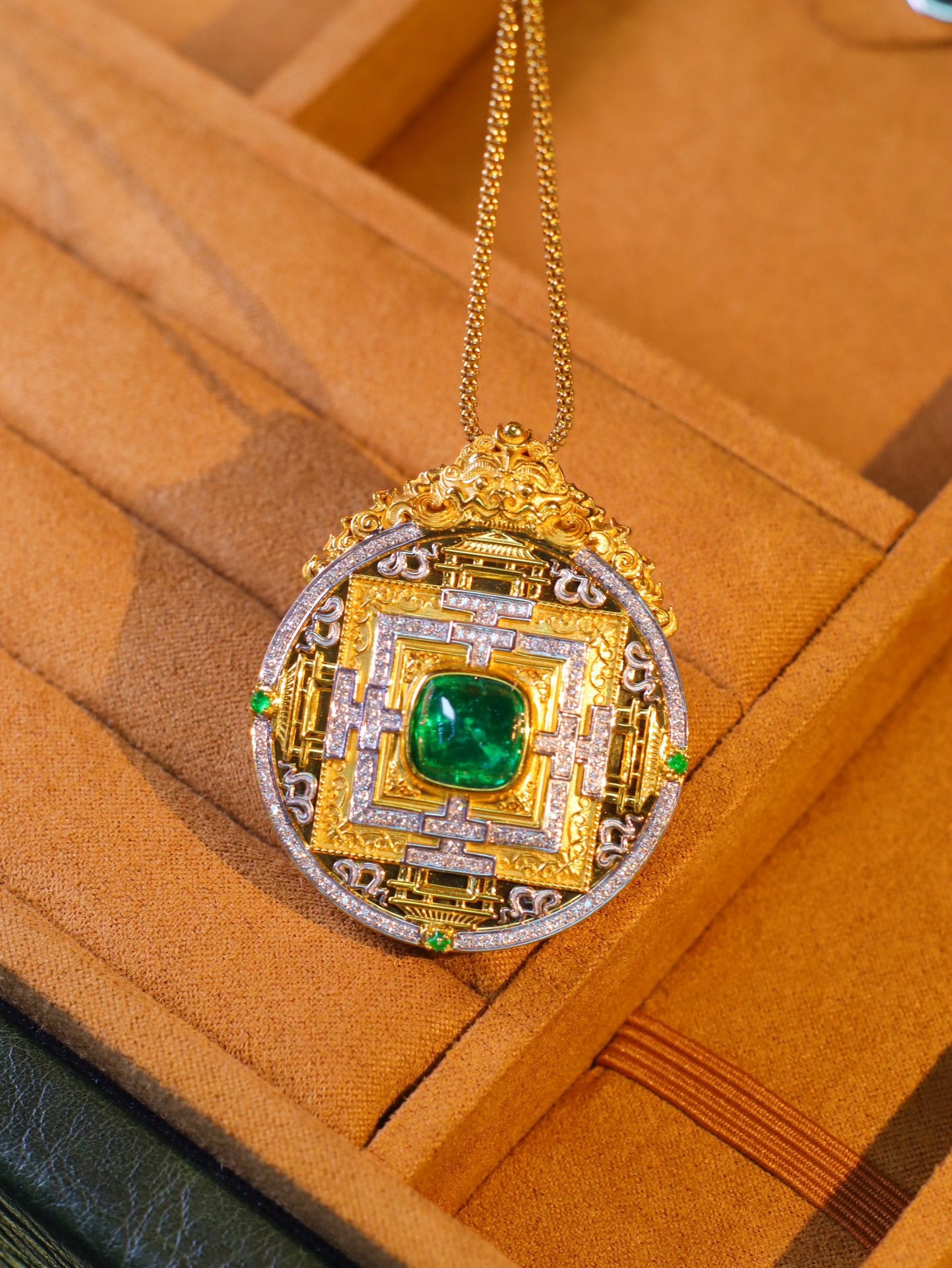 Grand Wish City Emerald Pagoda Gawu Pendant - A Fusion of Ancient Filigree Craft and Tibetan Elements in Jewelry