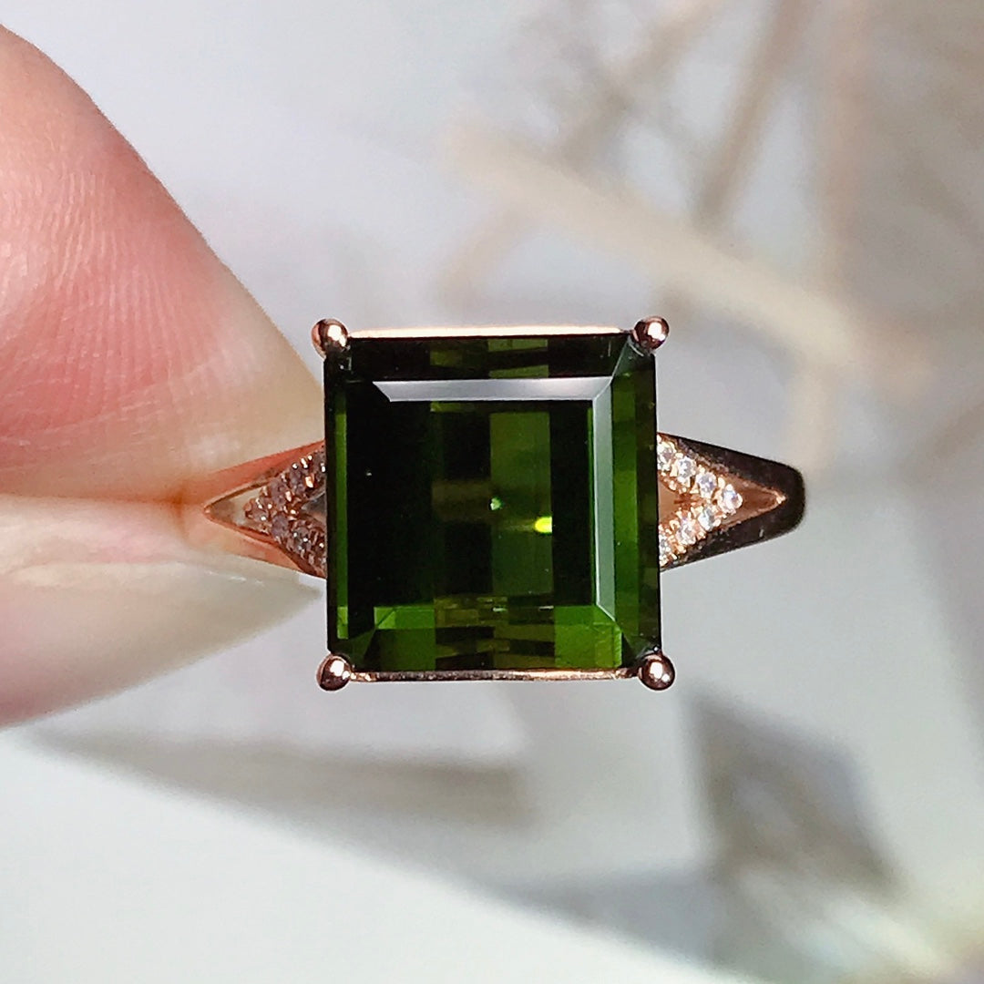 Elegant and Minimalist Peridot Ring - A Must-Have Jewelry