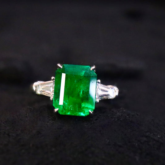 Exquisite Three-Stone Natural Emerald Ring - A Must-Have Jewelry