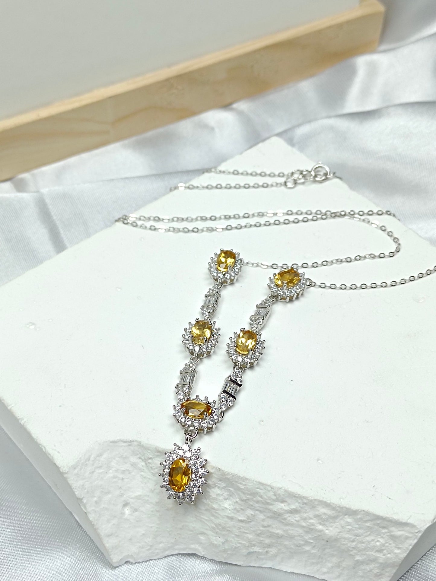 Luxurious S925 Silver Embedded Yellow Crystal Jewelry Necklace