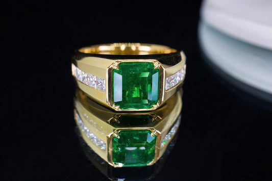 Elegant Unisex Emerald Ring - A Timeless Jewelry Piece