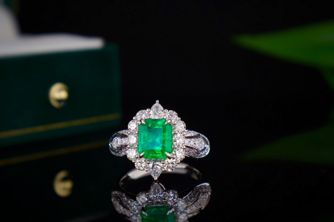 Emerald Ring Jewelry - High-Quality Vivid Green Glassy Masterpiece