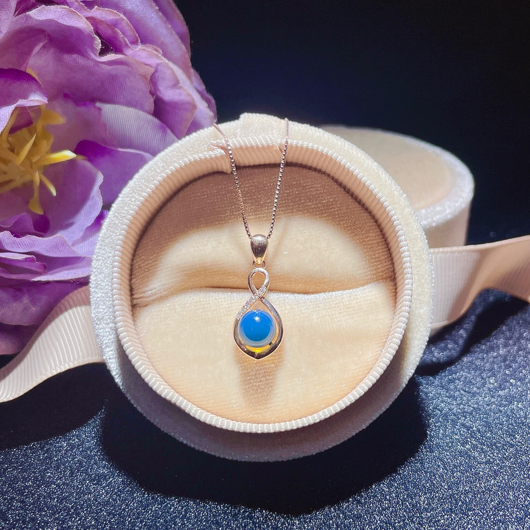 Anhänger aus 18 Karat Gold mit eingebettetem dominikanischen blauen Bernstein – exquisiter Schmuck