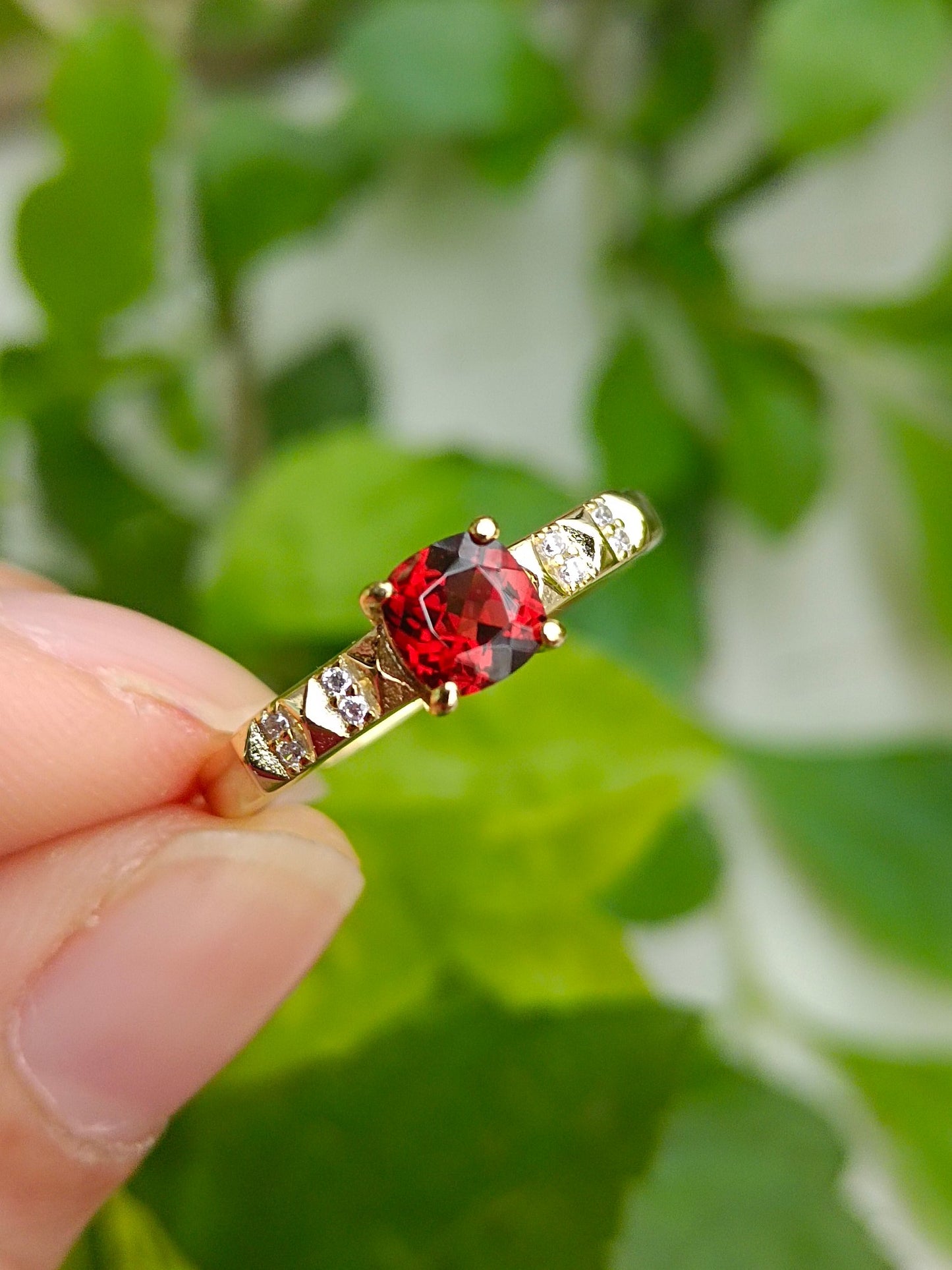 Cincin Batu Garnet Alam - Perhiasan Unik dan Elegan