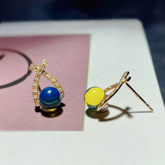 Moda elegante e não forçada: brincos âmbar azul dominicano embutidos em ouro 18K