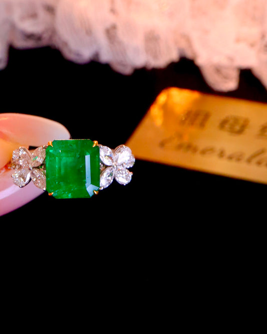 Elegant and Understated Natural Emerald Ring - Fine Jewelry