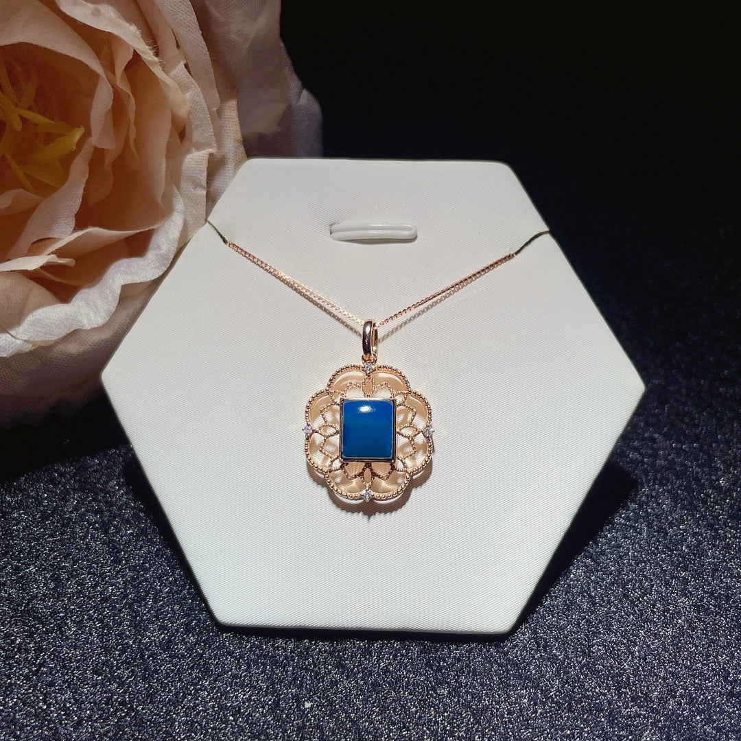 Anhänger aus 18 Karat Gold mit eingebettetem dominikanischen blauen Bernstein – exquisiter Schmuck für alltägliche Eleganz