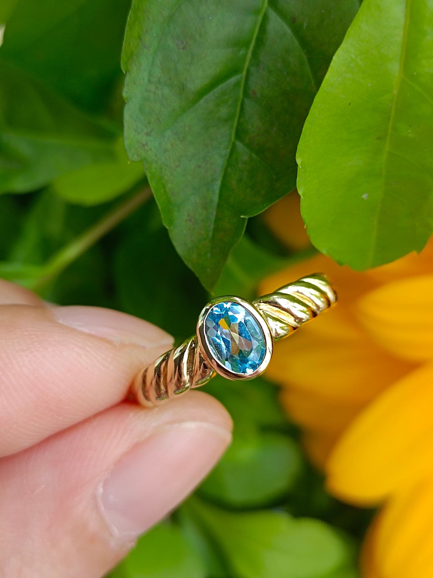 Natural Vintage Topaz Ring - Exquisite Jewelry for Elegant Taste