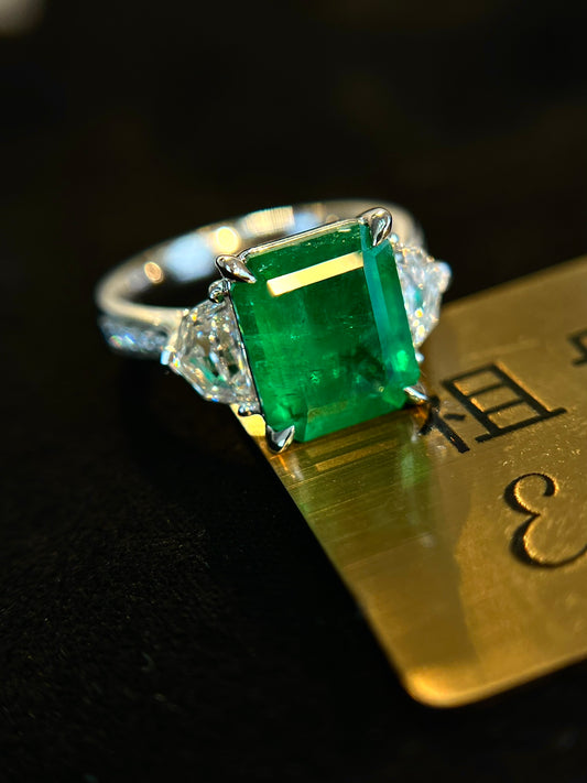 Elegant Three-Stone Jewelry: 18k Gold Embedded with Verdant Emerald and Diamonds