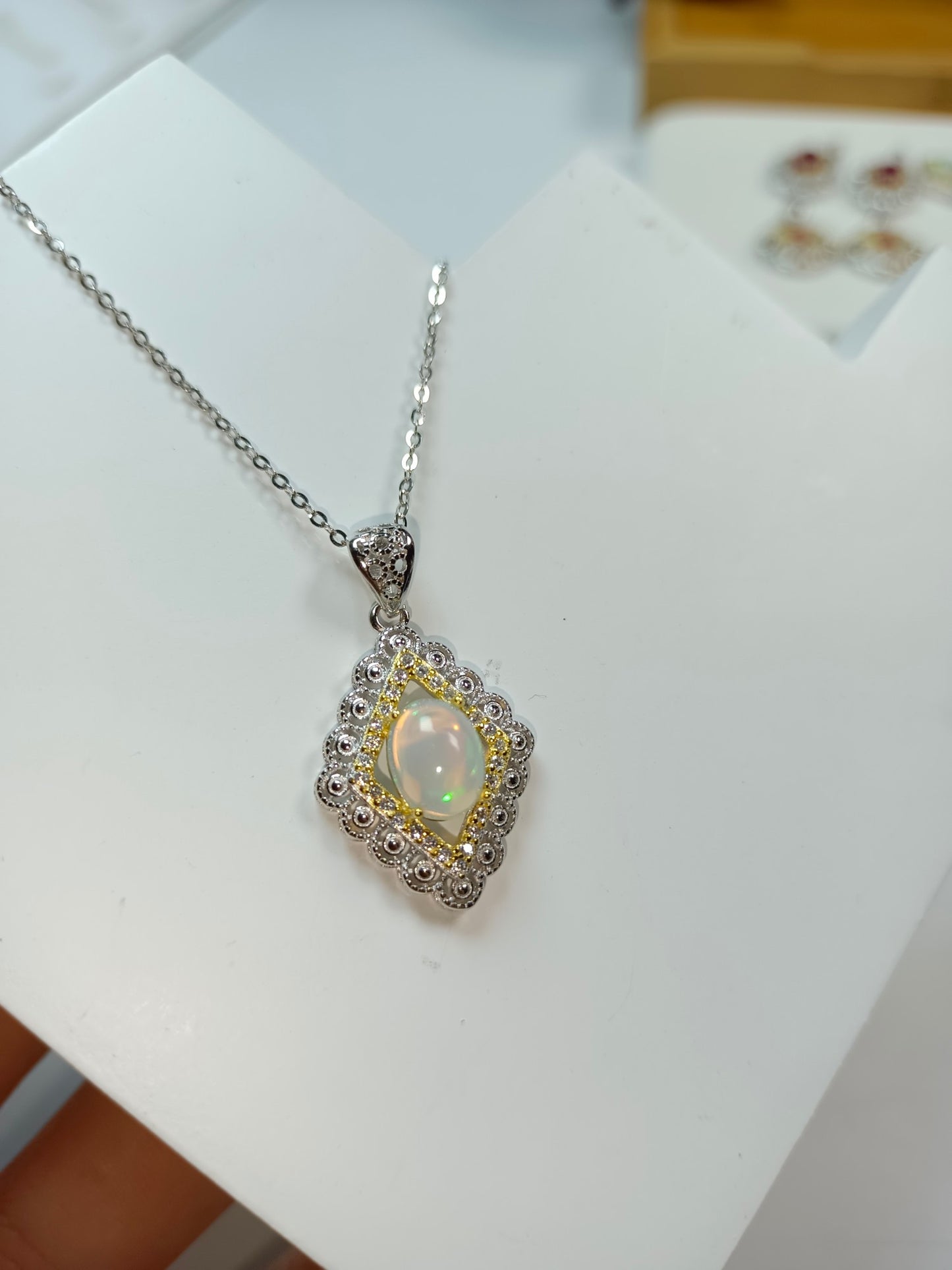 Ciondolo a forma di diamante opale incastonato in argento S925 - Nuovi gioielli con ciondolo con gemma colorata elegante stile Chanel