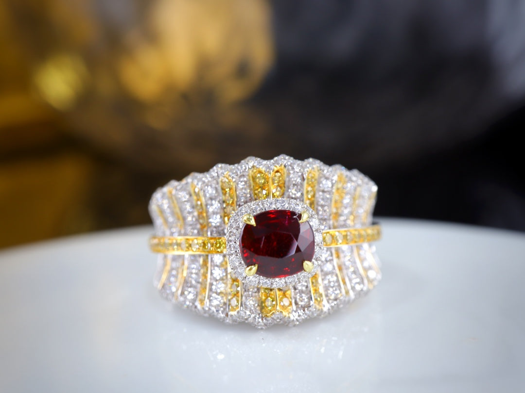 Anillo de rubí de sangre de paloma con detalles de diamantes - Pieza de joyería de lujo