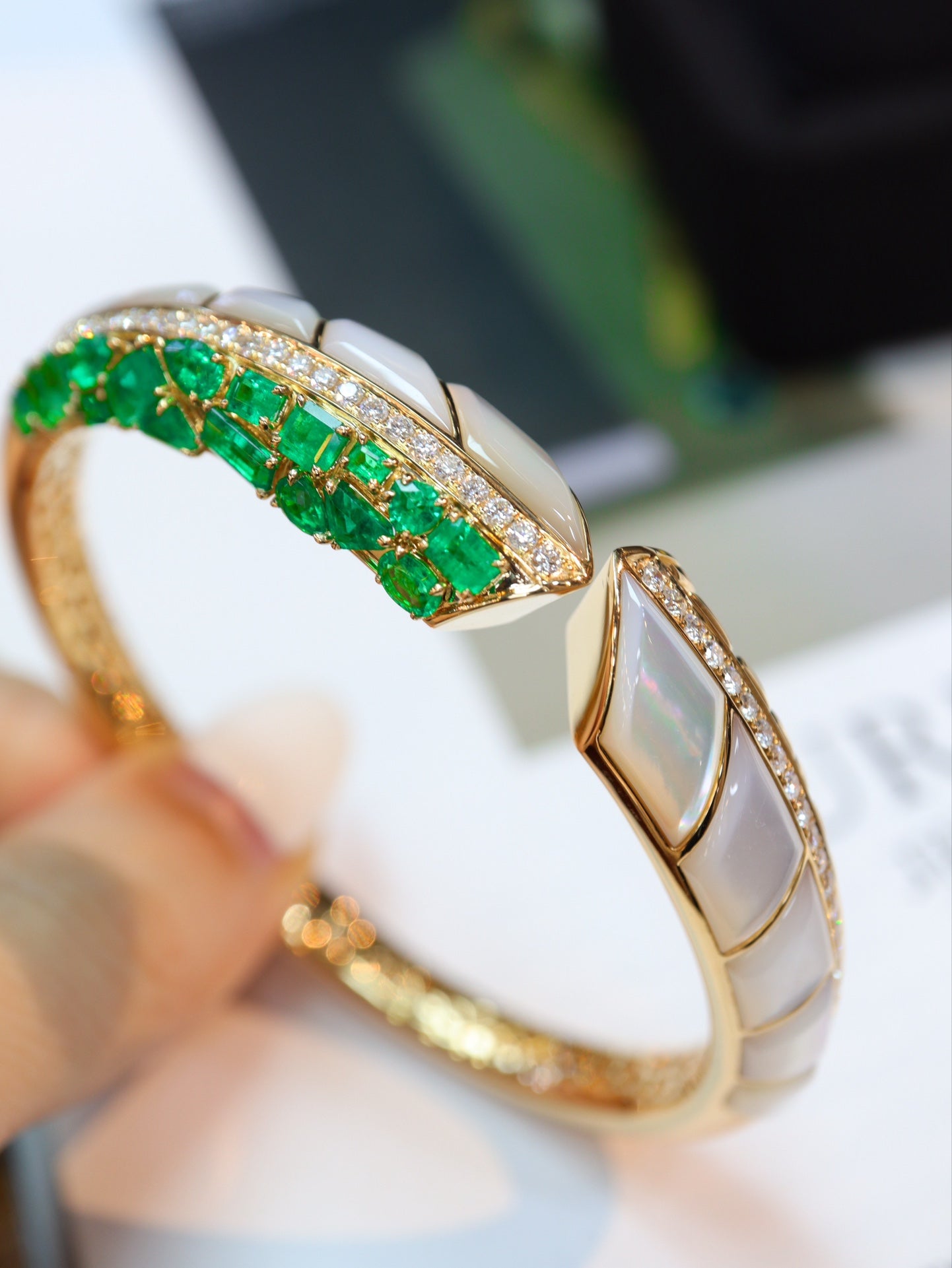 Exquisite Vintage-Inspired Emerald Bracelet - A Jewelry Marvel