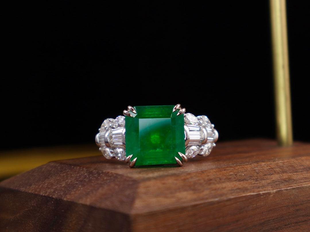 Emerald Ring - Vivid Green Classic Jewelry Piece