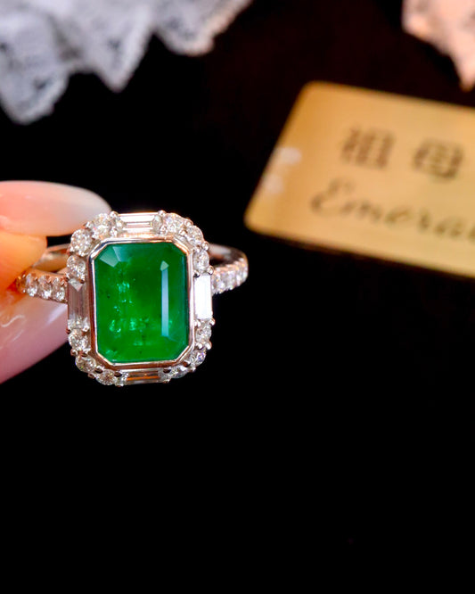 Elegant and Versatile Natural Emerald Ring - A Jewelry Must-Have