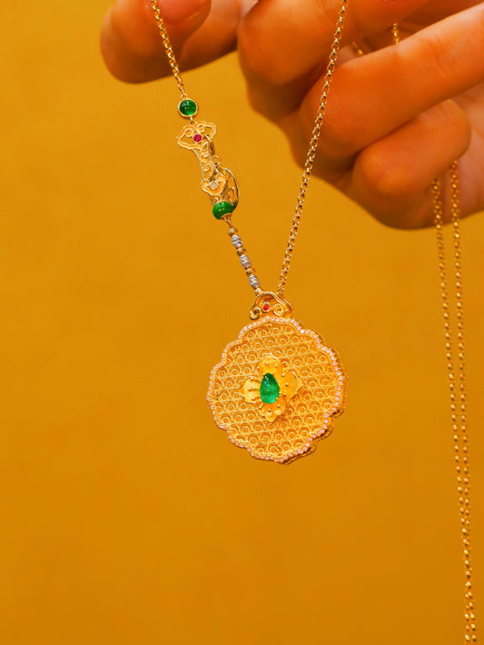 Ruyi Filigree Pendant with Emerald Gemstone - Exquisite Jewelry Craftsmanship