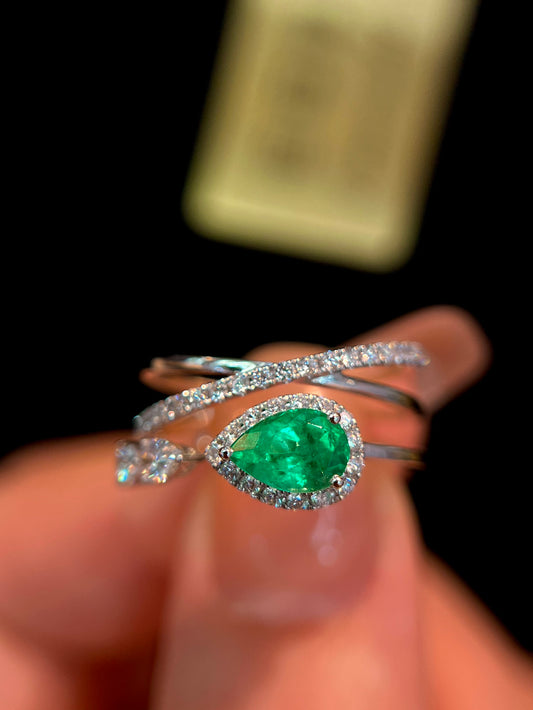 Elegant and Captivating 18K Gold Colombian Emerald Ring with Diamonds - A Must-Have Jewelry