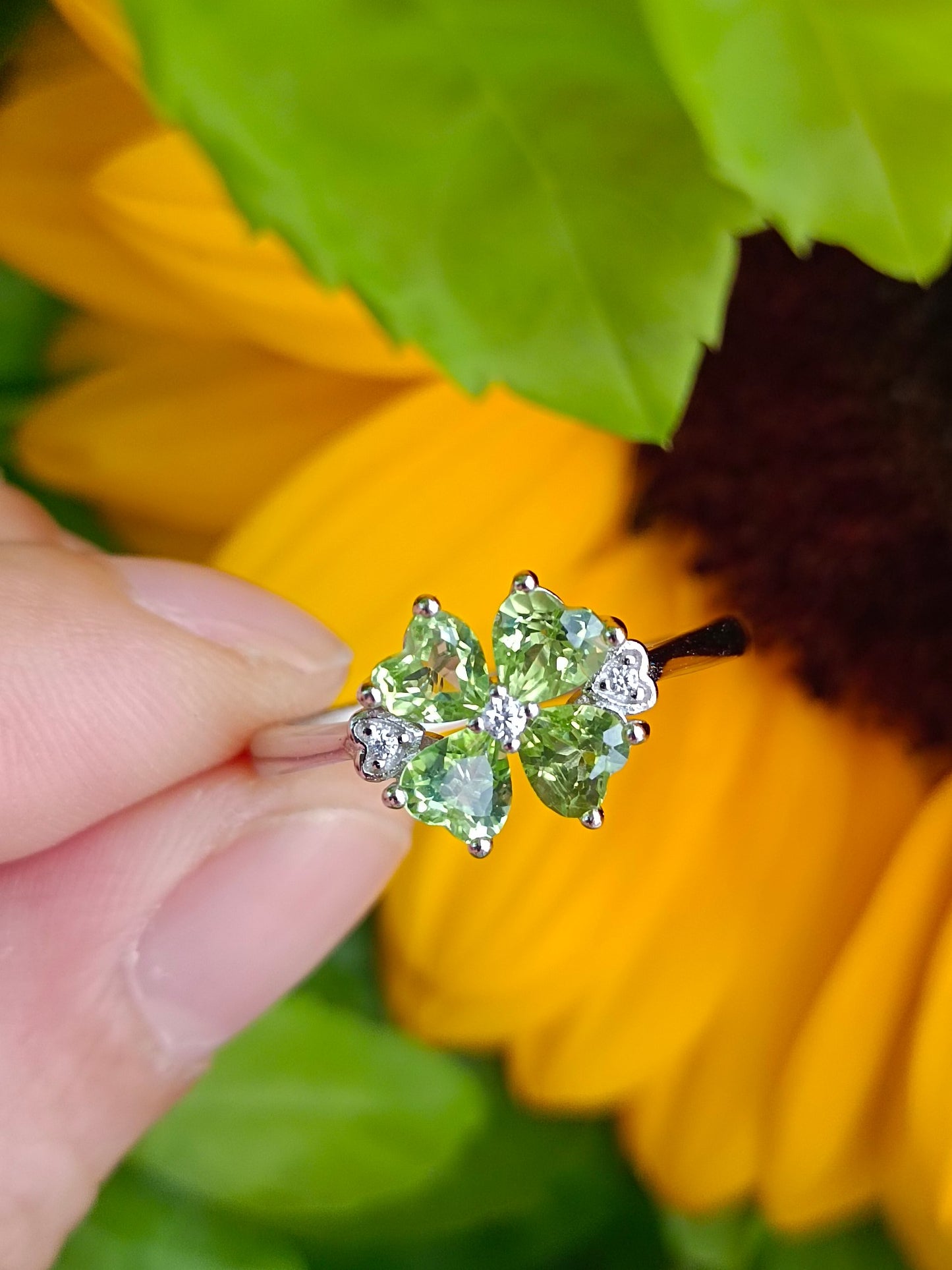 Anello quadrifoglio con peridoto infuocato: simbolo di fortuna e bellezza