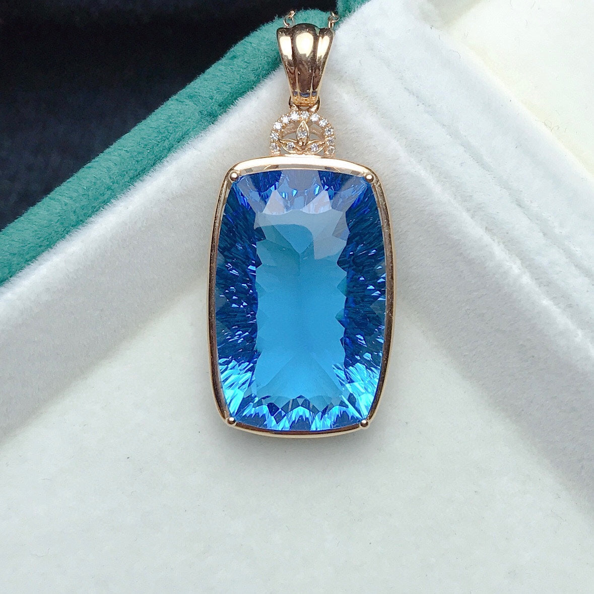 Natural Topaz Pendant - Exquisite Jewelry Craftsmanship