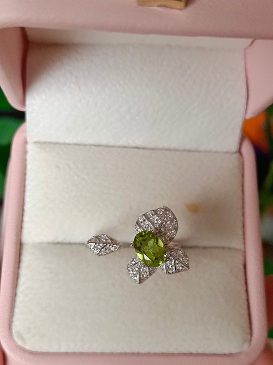 Anello con peridoto naturale radioso: un tocco di primavera in gioielleria